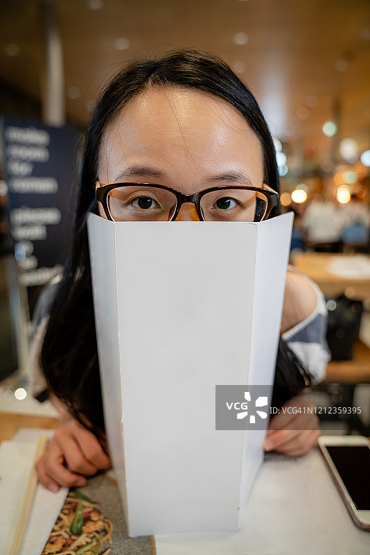 年轻女子正在决定点什么图片素材