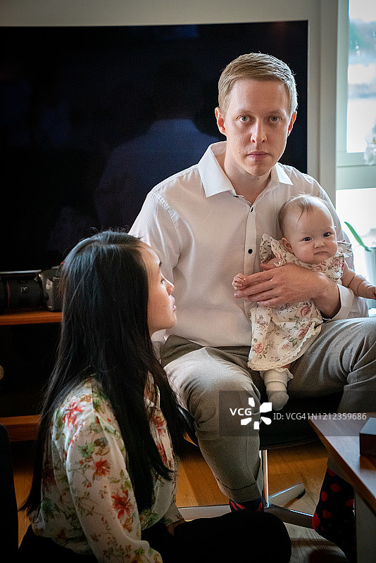 全家在挪威尼堡的家中度过美好时光图片素材