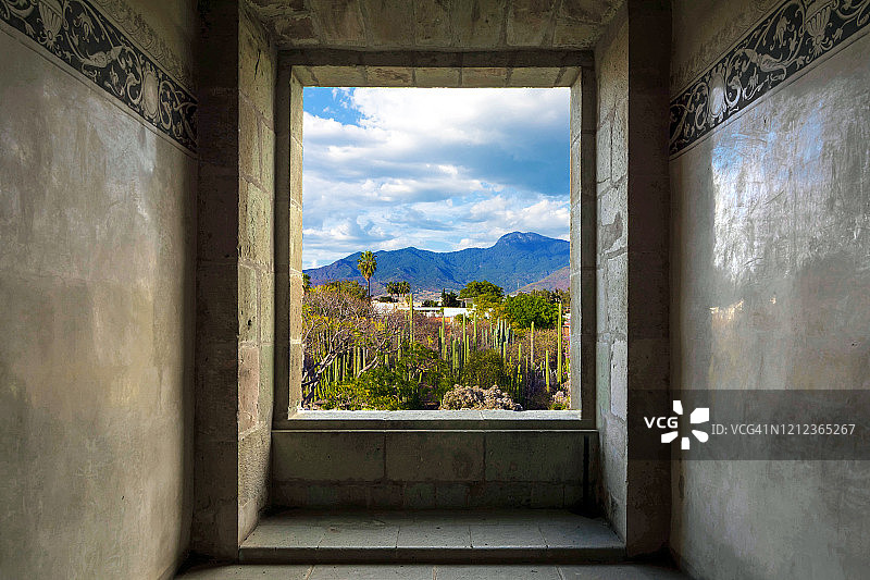 透过西班牙殖民时期窗户看到的景色图片素材