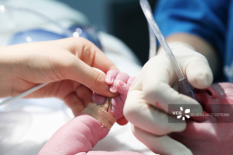 手术室里的新生时刻图片素材