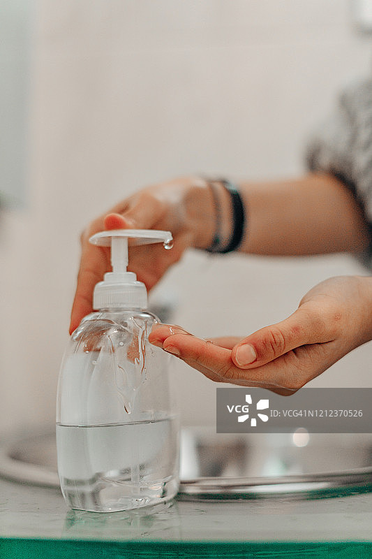 一人正在使用免洗洗手液图片素材