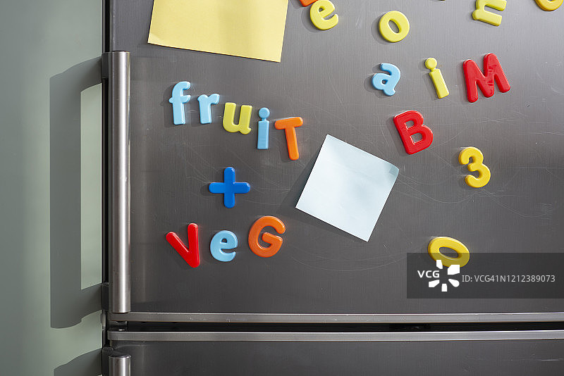 儿童彩色冰箱磁贴字母。图片素材