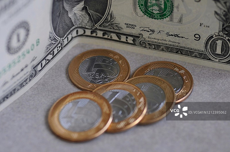 货币：巴西雷亚尔和美元图片素材