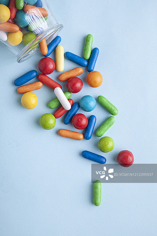 蓝色背景上的糖果组合图片素材