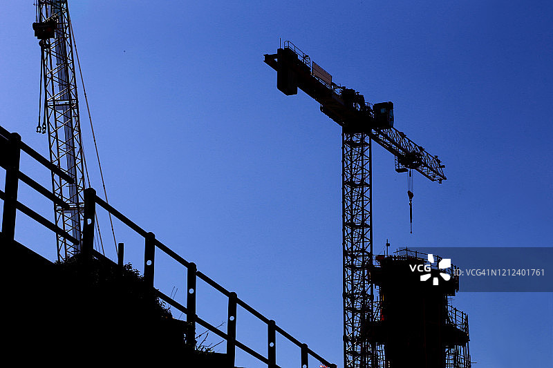 热那亚市高速公路新桥建筑工地上一台起重机的轮廓图片素材