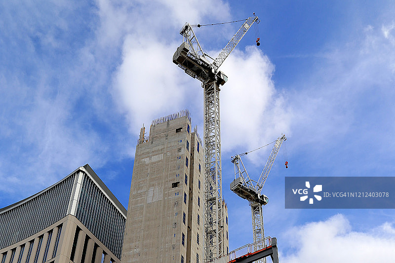 英格兰建筑工地上高耸的起重机图片素材