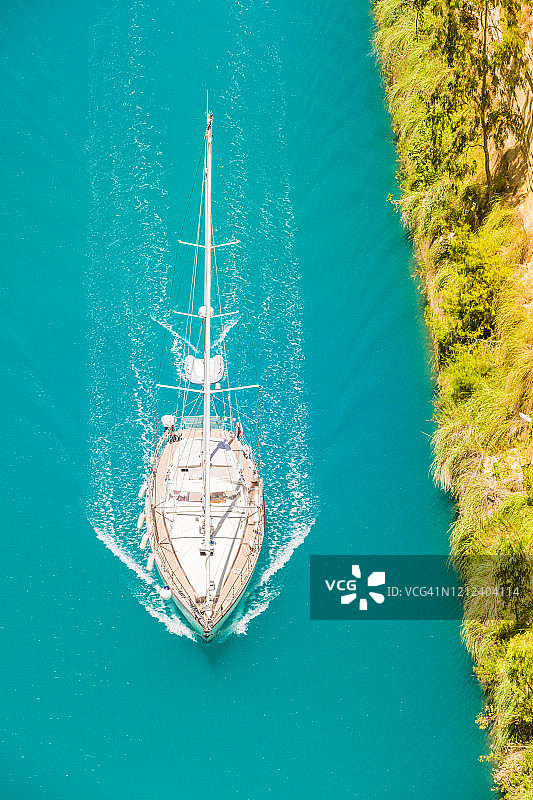 科林斯运河航行的船只，希腊伯罗奔尼撒科林西亚地区图片素材