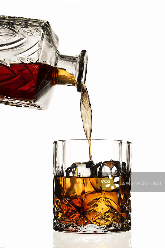 在冰块上倒威士忌图片素材