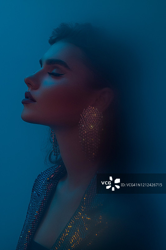 具有模糊效果的美丽女人照片图片素材