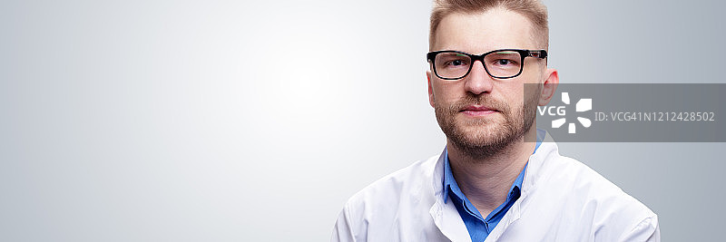 对抗新型冠状病毒（2019-nCoV）的年轻医生图片素材