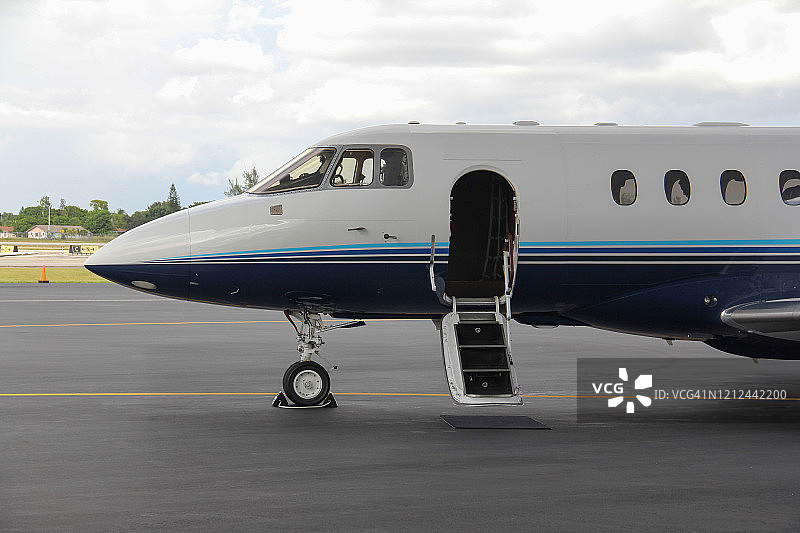 停靠在航站楼的私人飞机图片素材