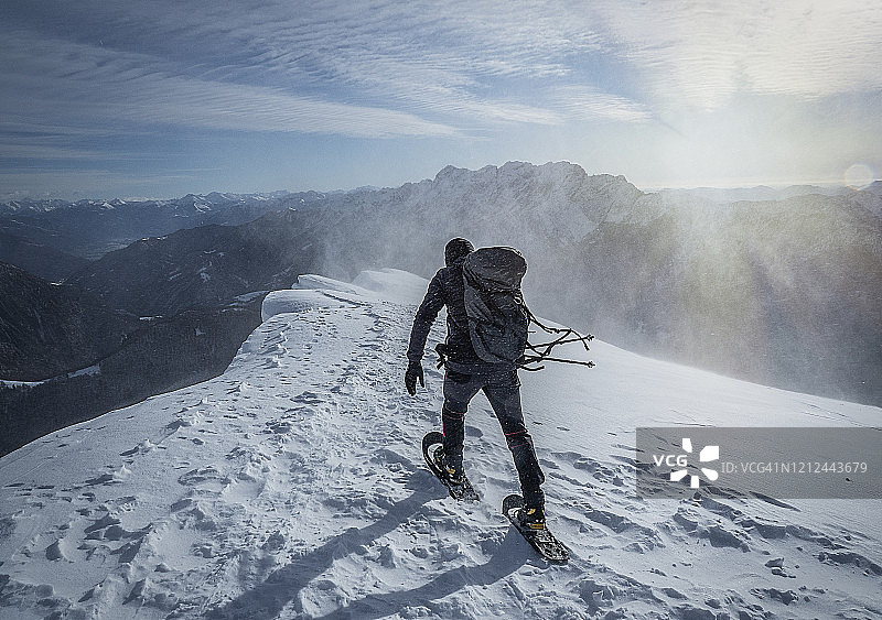 暴风雪中的攀岩者图片素材