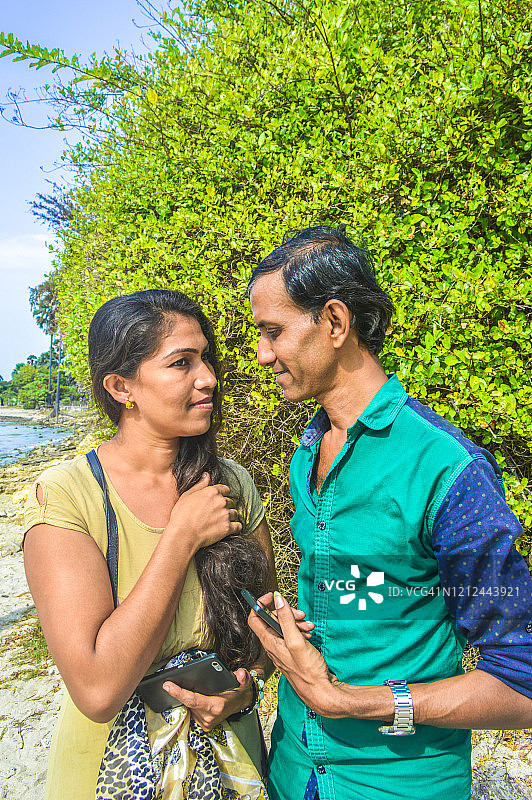 在贾夫纳马塔加尔海滩的快乐情侣图片素材