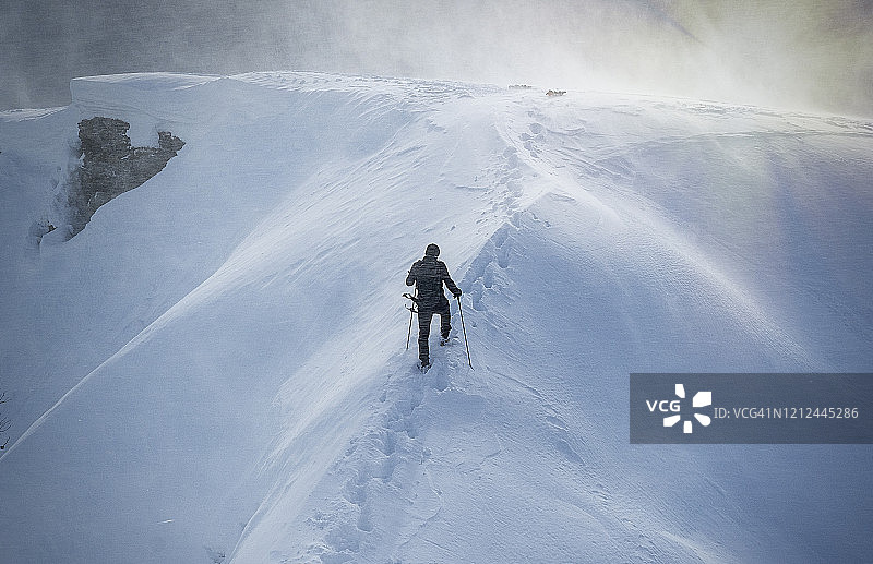 暴风雪中的攀岩者图片素材