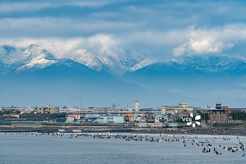 日本神奈川县的雪山与海滩图片素材