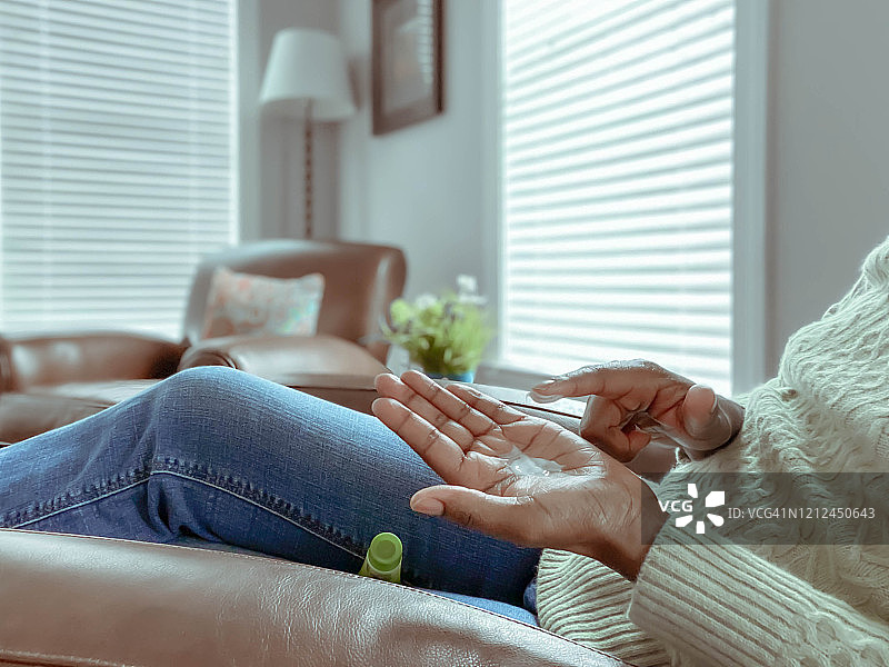 女人涂抹护手霜图片素材