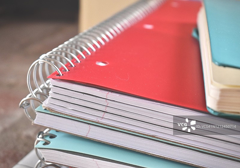 红色和蓝绿色螺旋笔记本图片素材