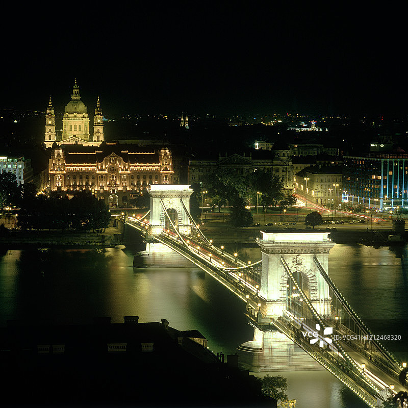 布达佩斯链桥夜景图片素材