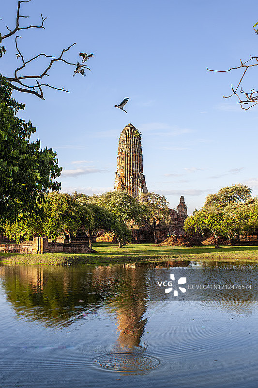 阿瑜陀耶历史公园拉玛寺的古老佛塔图片素材