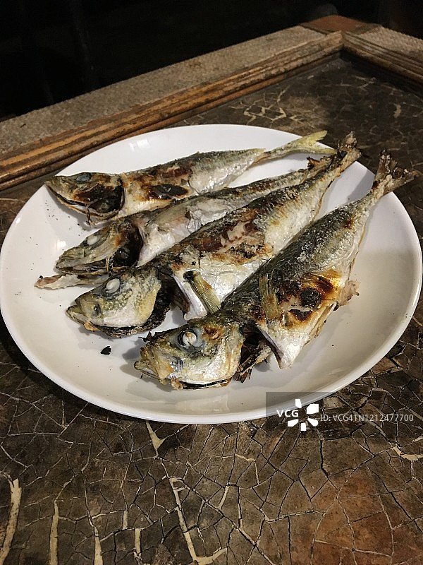 烤盐渍竹荚鱼图片素材