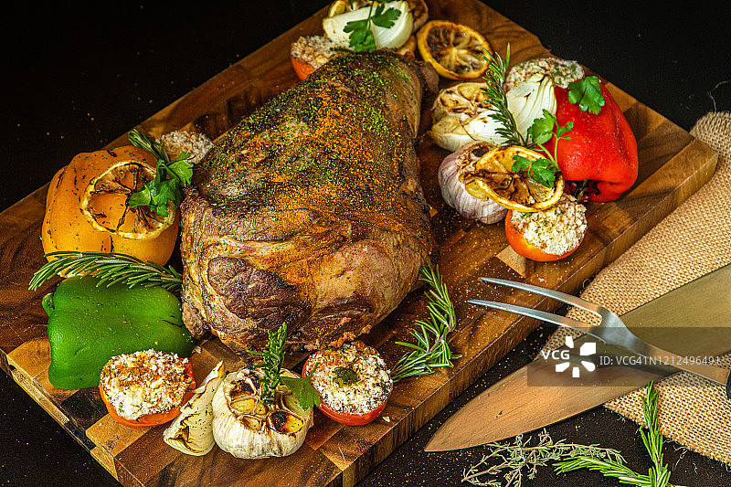 烤羊腿配蔬菜和香草 - 库存照片图片素材