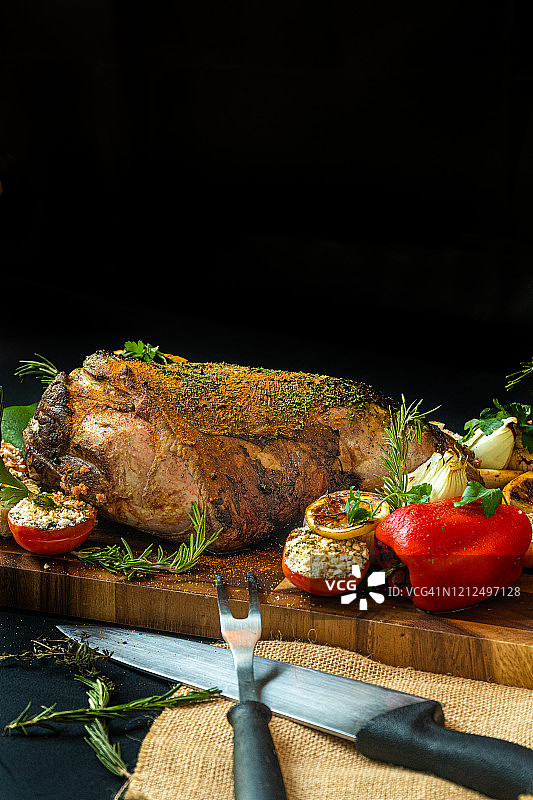 烤羊腿配蔬菜和香草 - 库存照片图片素材