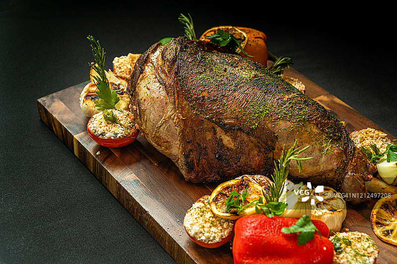 烤羊腿配蔬菜和香草 - 库存照片图片素材