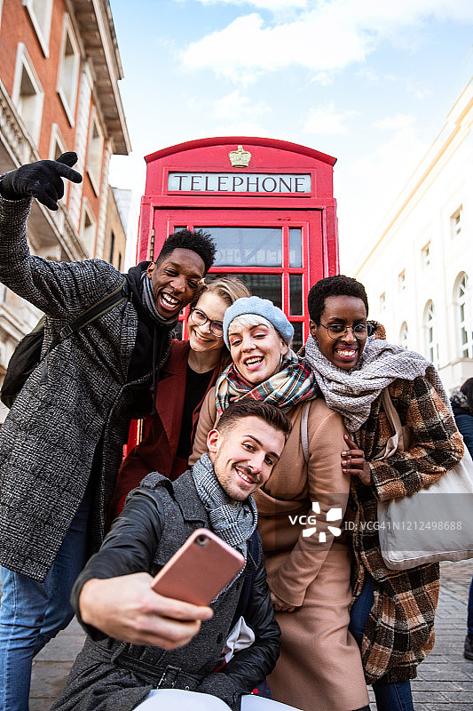 朋友们在伦敦的快乐时光图片素材
