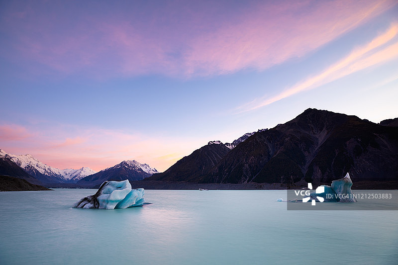 新西兰库克山国家公园塔斯曼冰川融化形成的塔斯曼湖图片素材