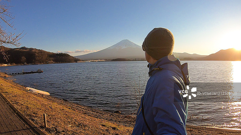 日本-一名男子在河口湖畔自拍，远眺富士山图片素材