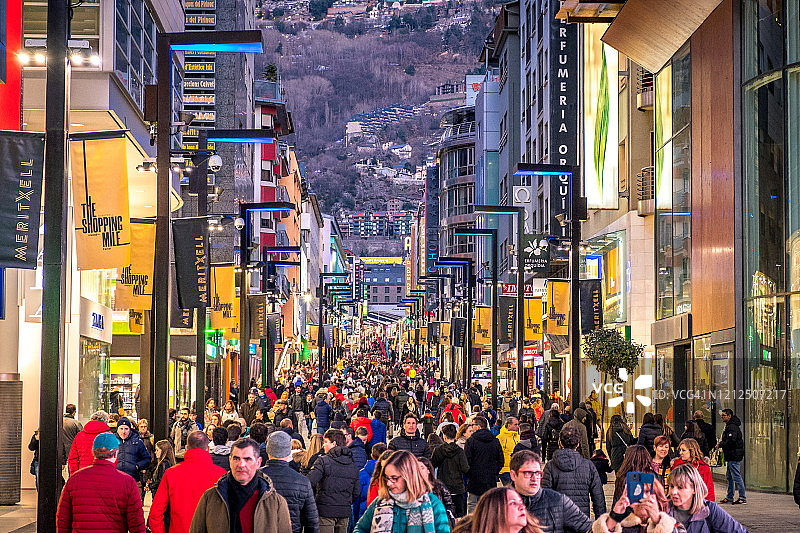 安道尔，安道尔-拉-维拉：2月16日：很多人走在梅里切尔大街上图片素材