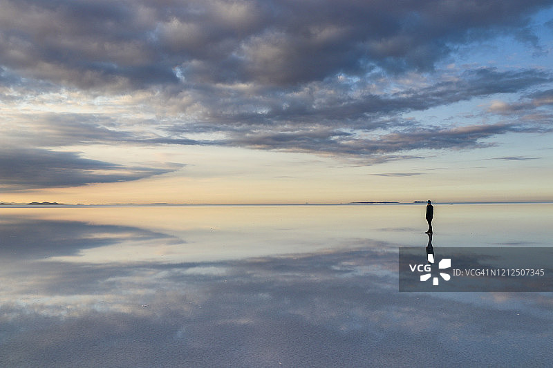 玻利维亚乌尤尼盐沼的倒影图片素材