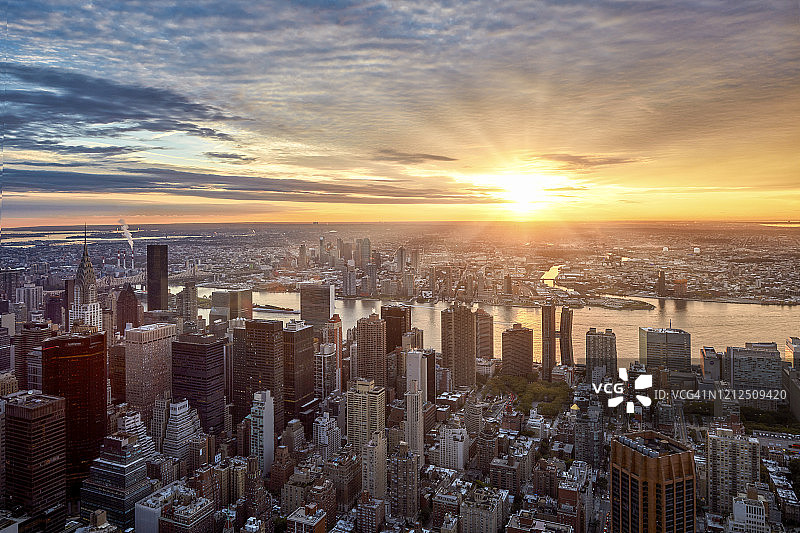 日出时分曼哈顿和克莱斯勒大厦的鸟瞰图，美国纽约图片素材