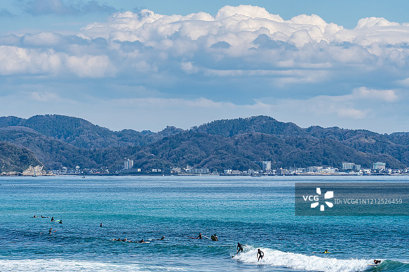 日本神奈川县海滩上的积云朵图片素材