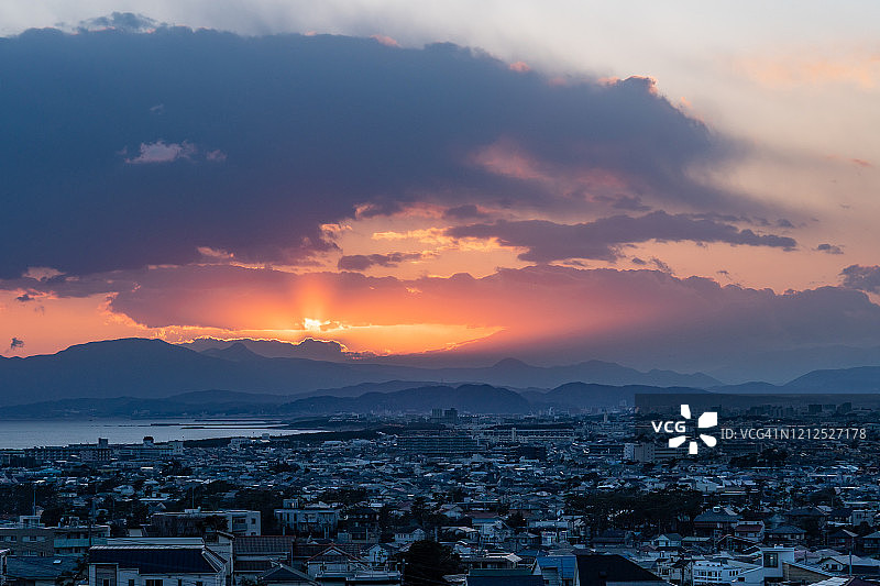 日本神奈川县海滩上的夕阳图片素材