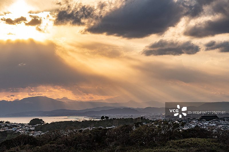 日本神奈川县海滩上的夕阳图片素材