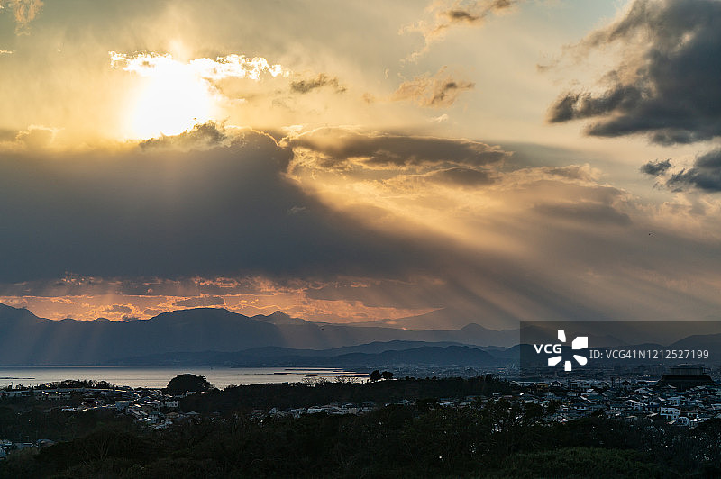 日本神奈川县海滩上的夕阳图片素材