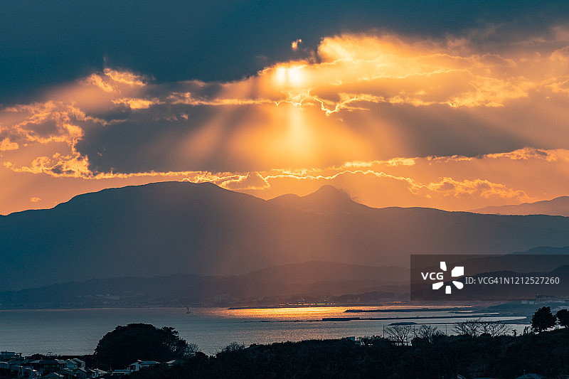 日本神奈川县海滩上的夕阳图片素材