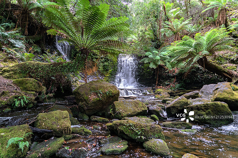 澳大利亚塔斯马尼亚菲尔德山国家公园的马蹄瀑布图片素材