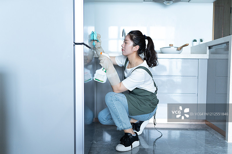 在家擦拭表面的女人图片素材