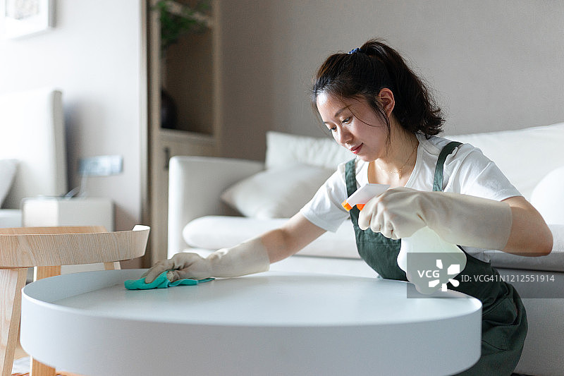 在家擦拭表面的女人图片素材