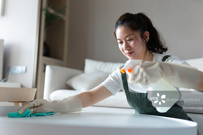 在家擦拭表面的女人图片素材