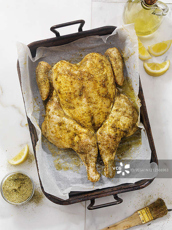 准备柠檬烤鸡配烤土豆图片素材