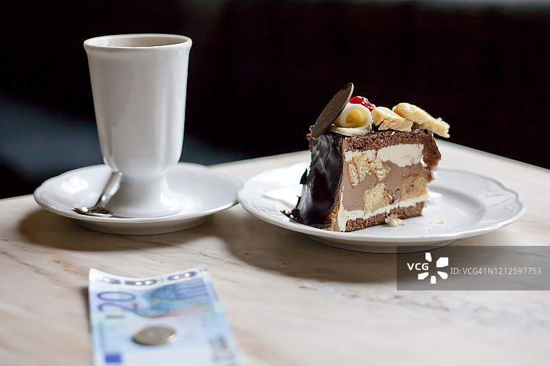 巧克力蛋糕、咖啡和现金图片素材