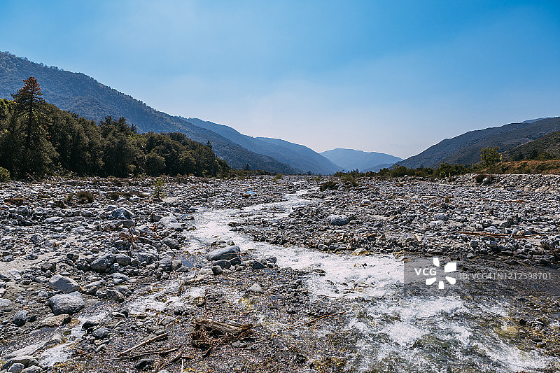 美国圣贝纳迪诺国家森林的山峡、群山、森林和河流风光图片素材