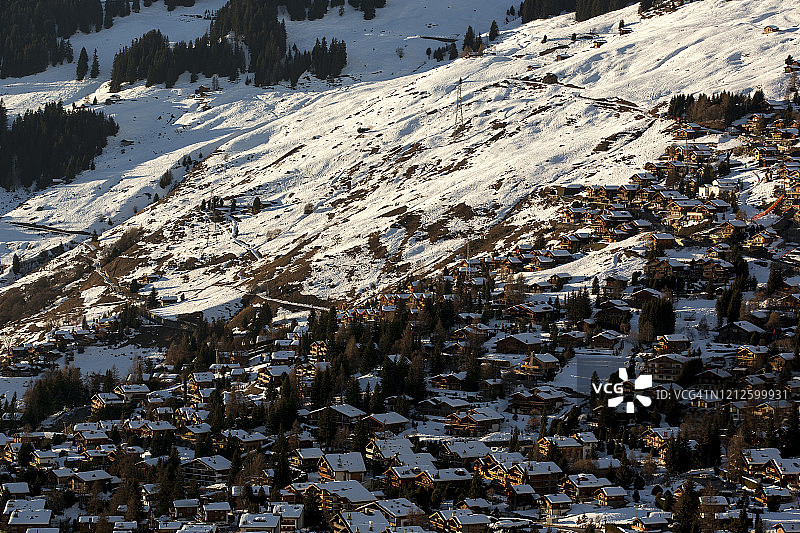 被白雪覆盖的阿尔卑斯山村庄韦尔比耶的航拍景色图片素材