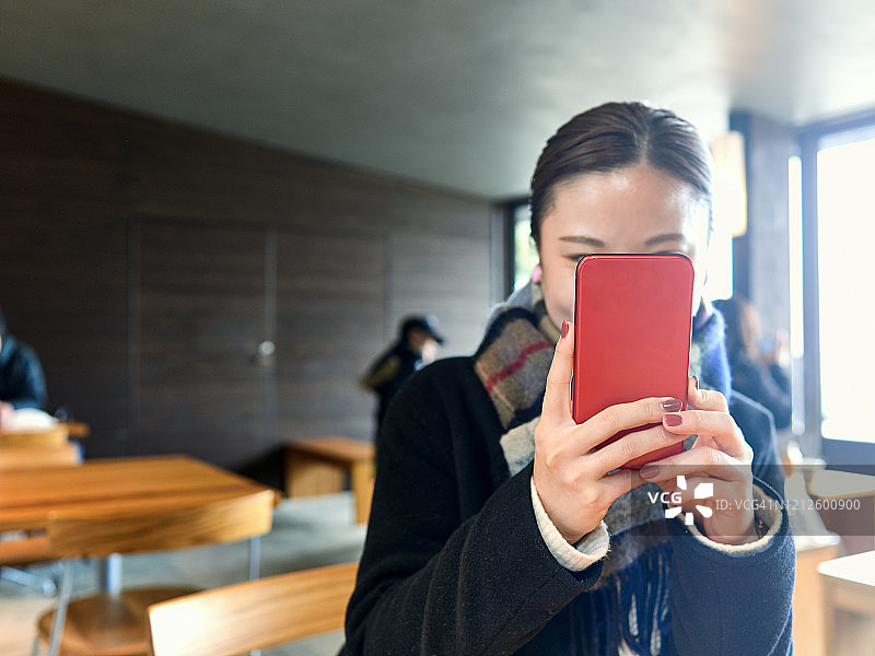 女人用手机拍照图片素材