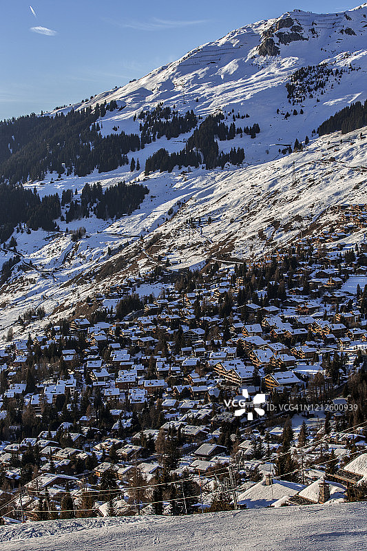 被白雪覆盖的阿尔卑斯山村庄韦尔比耶的航拍景色图片素材