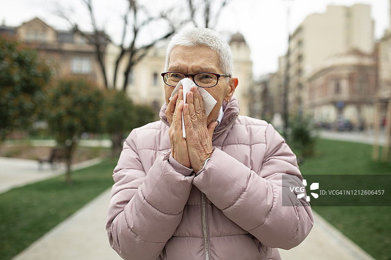 拿着手帕的年长妇女图片素材