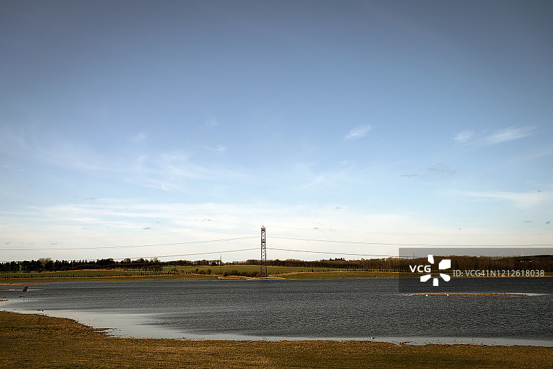 奥尔堡附近丹麦日德兰半岛北部的电力塔和乡村景观图片素材